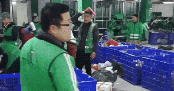 Xôn xao clip nhân viên công ty Giao hàng tiết kiệm phân loại hàng hóa bằng cách quăng ném