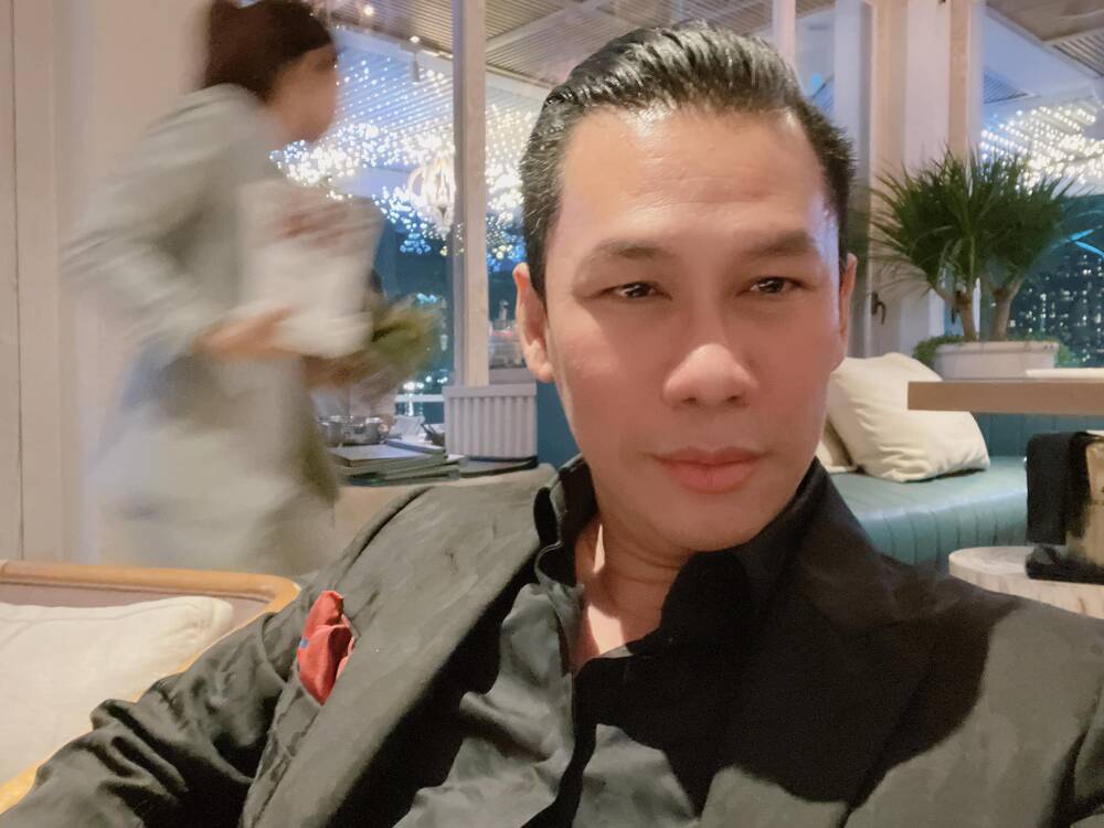 Chồng cũ Lệ Quyên đăng ảnh selfie.