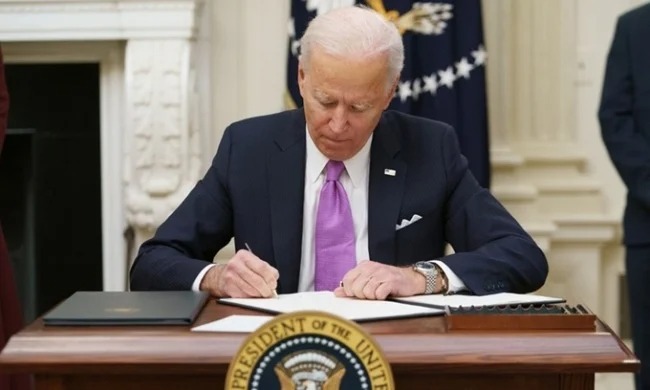 Tổng thống Joe Biden ký sắc lệnh Covid-19. Ảnh: Getty Tổng thống Joe Biden ký sắc lệnh Covid-19. Ảnh: Getty