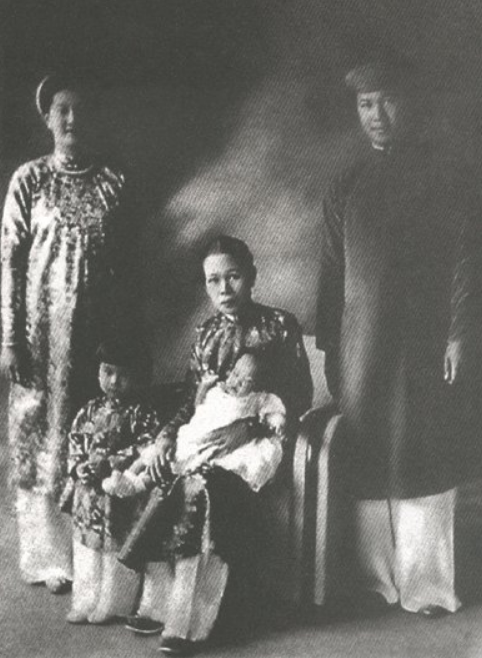 Hoàng hậu Nam Phương, hoàng thái tử Bảo Long, thái hậu Đoan Huy bế cháu gái là công chúa Phương Mai và hoàng đế Bảo Đại. (Thứ tự từ trái qua). Ảnh: Eurohistory Journal Hoàng hậu Nam Phương, hoàng thái tử Bảo Long, thái hậu Đoan Huy bế cháu gái là công chúa Phương Mai và hoàng đế Bảo Đại. (Thứ tự từ trái qua). Ảnh: Eurohistory Journal
