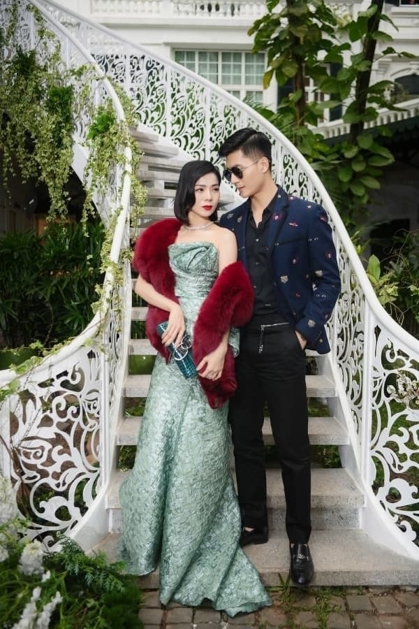 Lệ Quyên công khai thân mật bên tình trẻ. Ảnh FBNV Lệ Quyên công khai thân mật bên tình trẻ. Ảnh FBNV