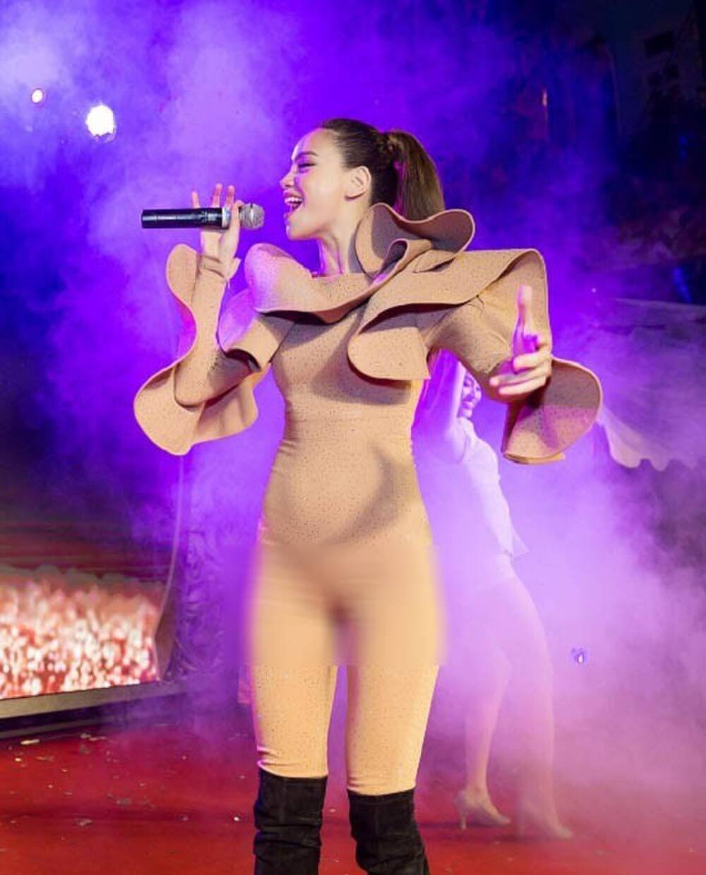 Bộ cánh lộ hết mọi điểm nhạy cảm khiến cô nàng trở nên kém duyên. Ảnh internet