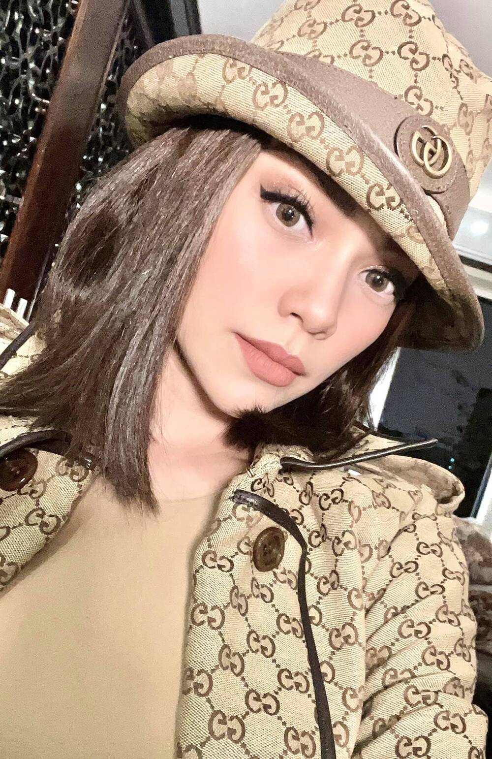 Hồ Ngọc Hà thay đổi phong cách với chiếc áo khoác ngoài cùng chiếc mũ gây ấn tượng.