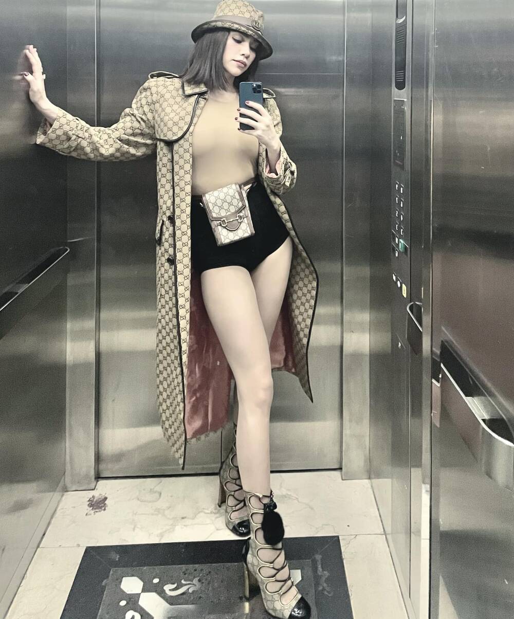 Hồ Ngọc Hà không ít lần khiến netizen 'đỏ mặt' vì thời trang 'mặc cũng như không' - Ảnh 2