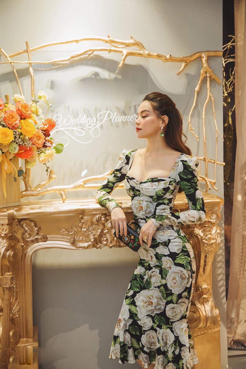 Những chiếc đầm, áo ôm sát được người đẹp mix-match ấn tượng cho nhiều phong cách.