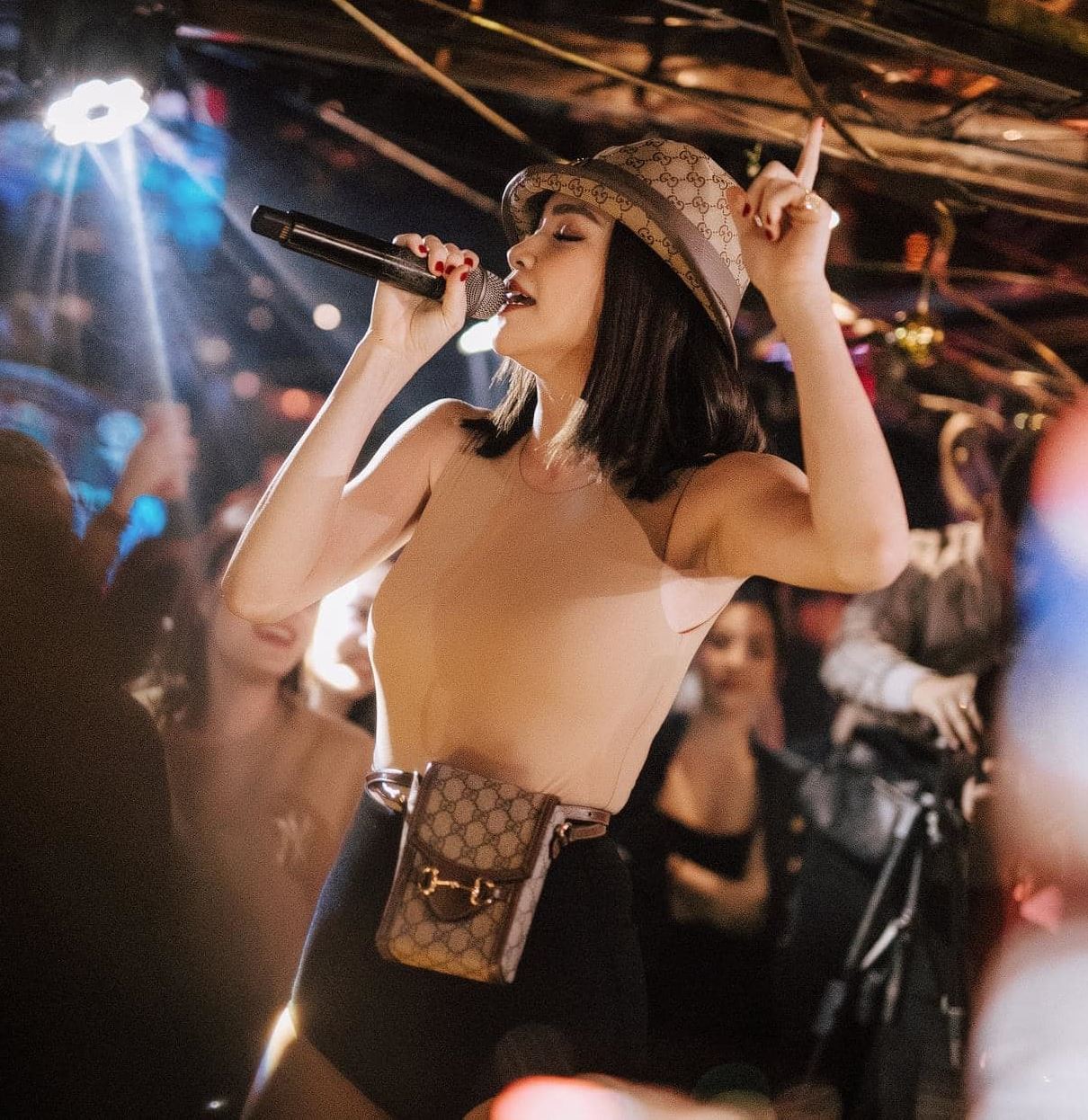 Hồ Ngọc Hà diện áo màu nude bó sát cơ thể trong đêm diễn.