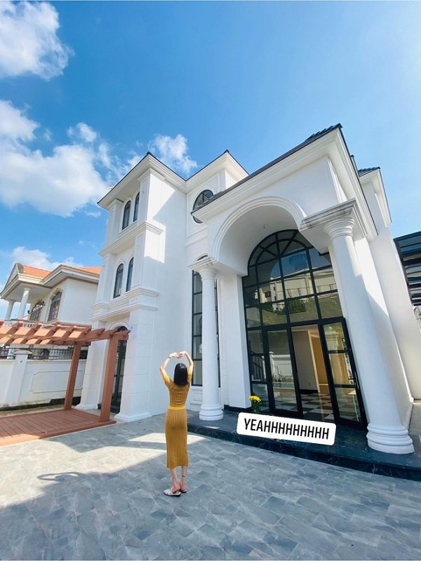 Cách đây không lâu, Lệ Quyên đăng tải bức ảnh chụp bên ngoài căn biệt thự trắng muốt mới tậu. Ảnh FBNV Cách đây không lâu, Lệ Quyên đăng tải bức ảnh chụp bên ngoài căn biệt thự trắng muốt mới tậu. Ảnh FBNV