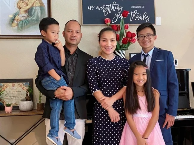 Chồng ca sĩ Hồng Ngọc thông báo mình và con gái mắc Covid-19.