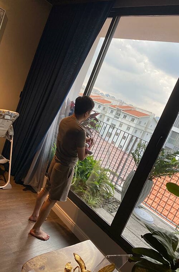 Ông bố bỉm sữa của năm khi ở nhà trông con giúp vợ. Ảnh FBNV