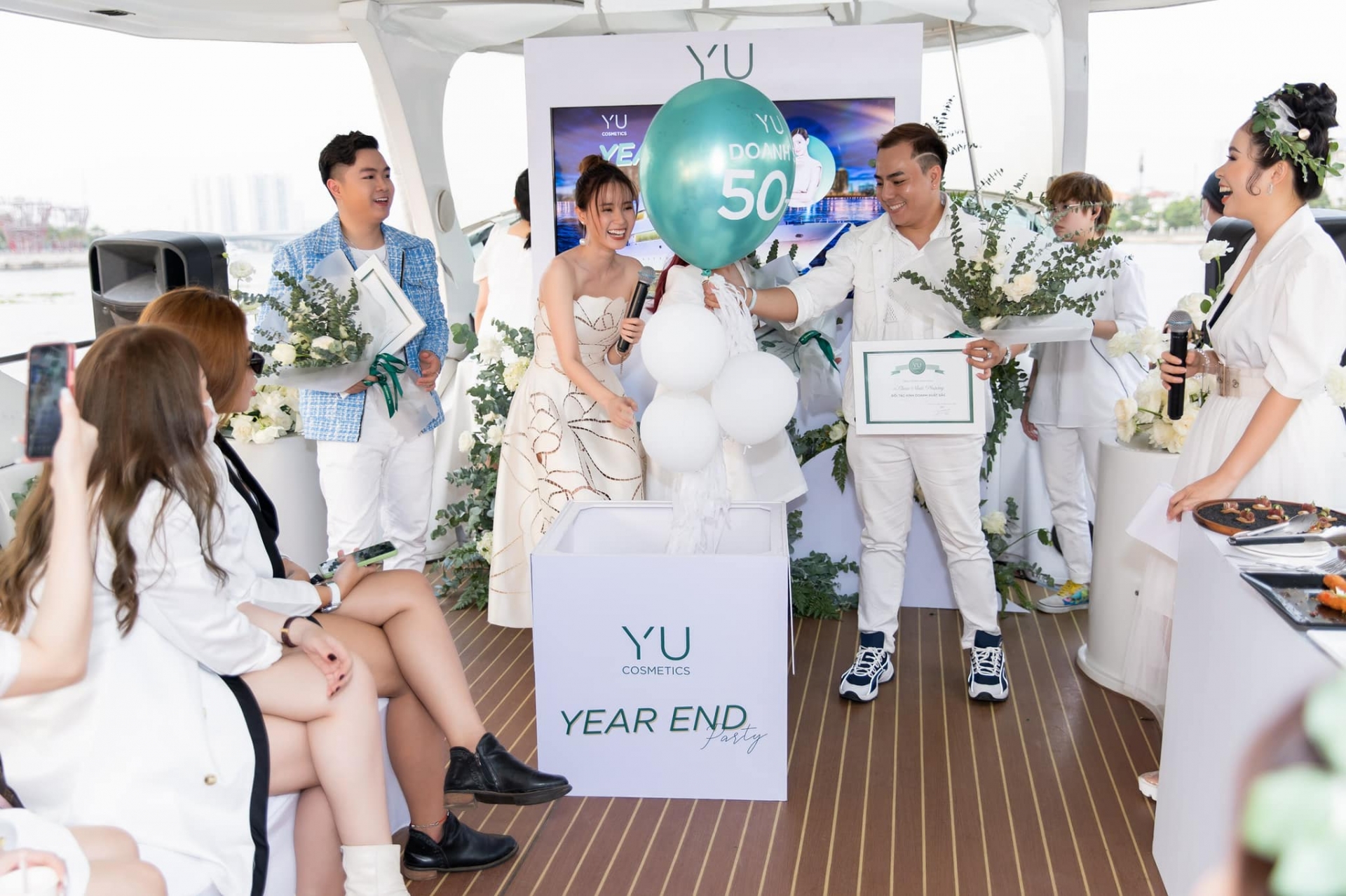 Midu tổ chức tiệc cuối năm với những người bạn trên du thuyền. Ảnh FBNV