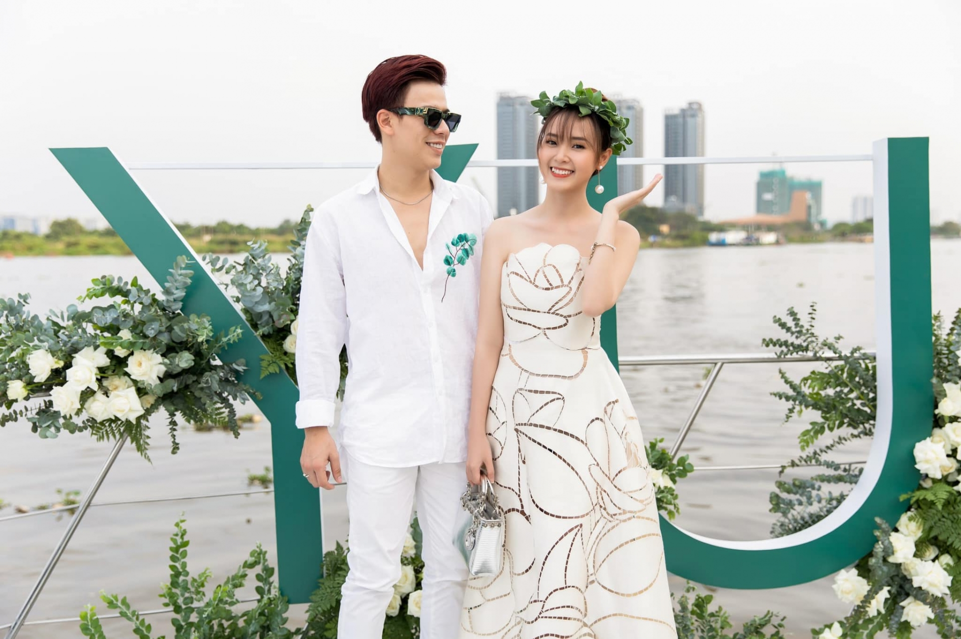 Midu chụp ảnh bên Trần Anh Huy. Ảnh FBNV