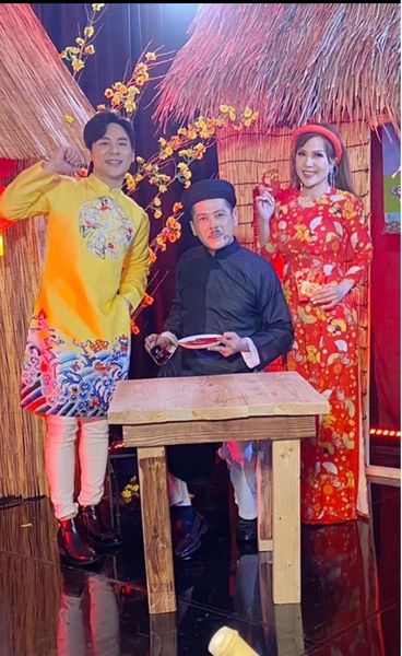 Diễn viên Hoàng Anh hớn hở bên 'tình tin đồn'. ẢNh FBNV