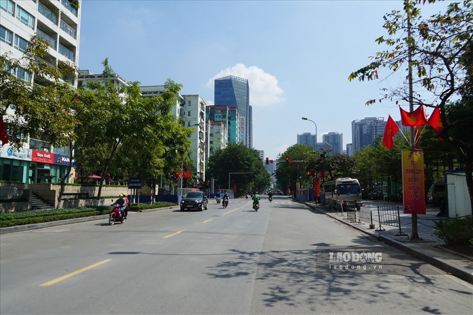 Hầu hết các tuyến phố trên đều thông thoáng, xe cộ đi lại dễ dàng. Ảnh Lao động