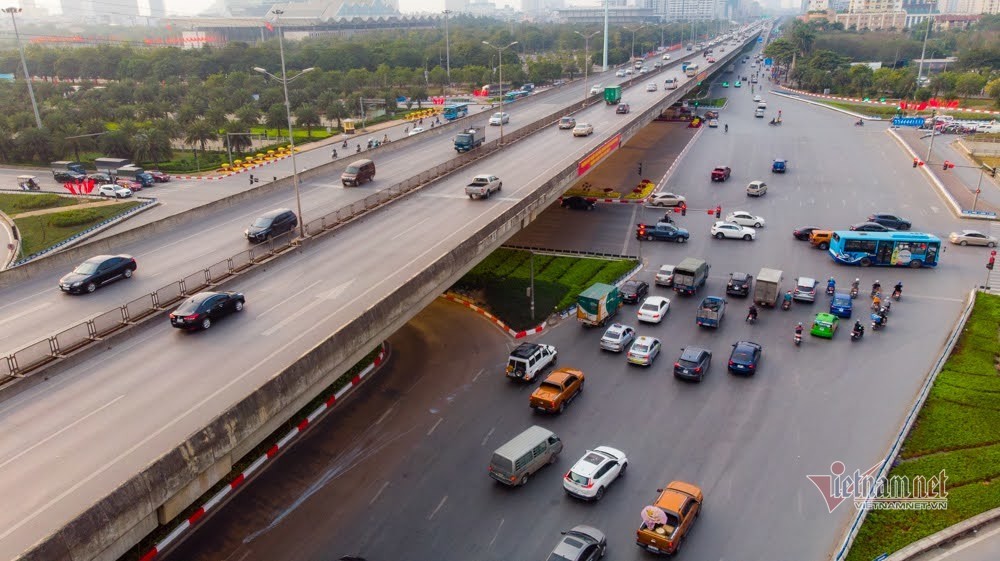 Xe cộ đìu hiu, thưa thớt. Ảnh Vietnamnet