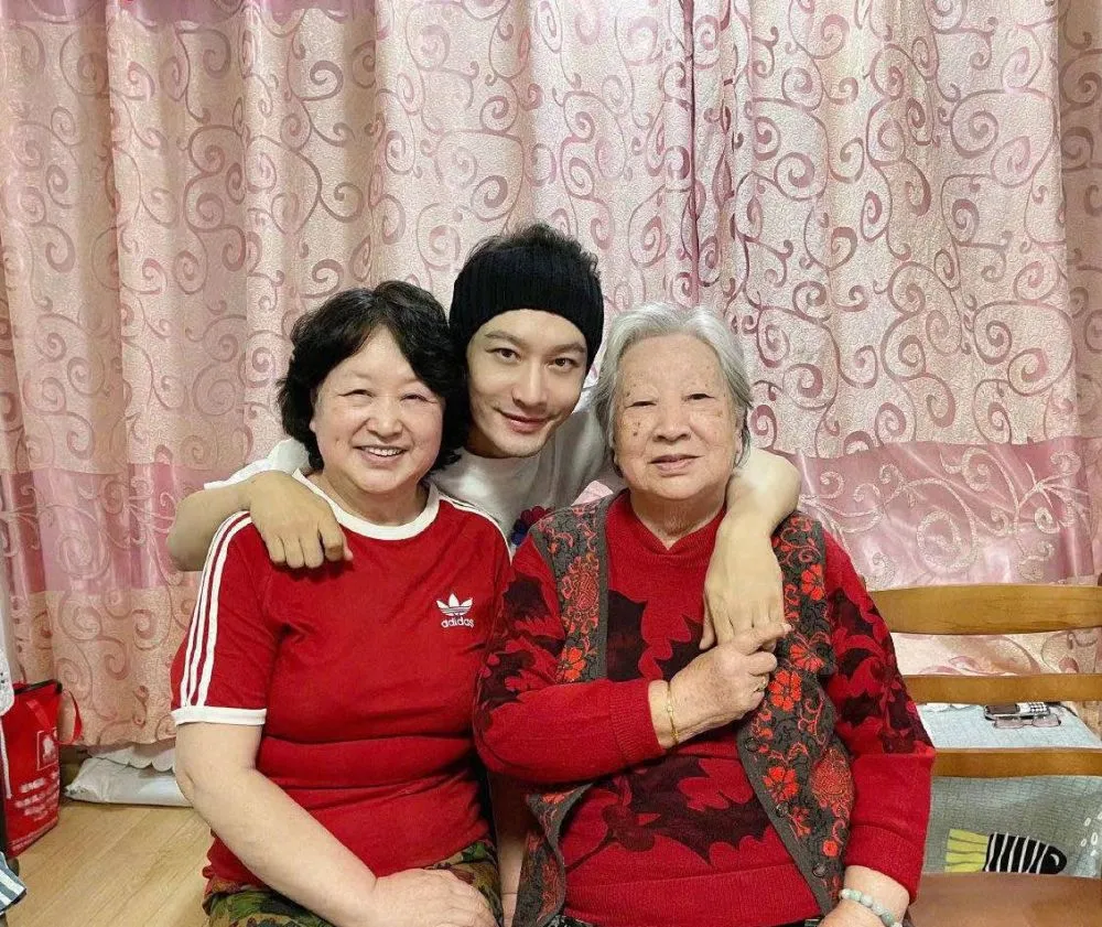 Huỳnh Hiểu Minh về đón Tết nhưng vắng Angela Baby. Huỳnh Hiểu Minh về đón Tết nhưng vắng Angela Baby.