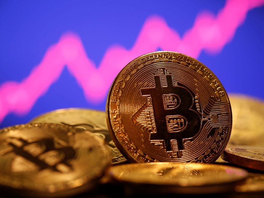 Giá Bitcoin quay đầu sau khi gần chạm ngưỡng 50.000 USD/đồng. Ảnh: Getty Images.