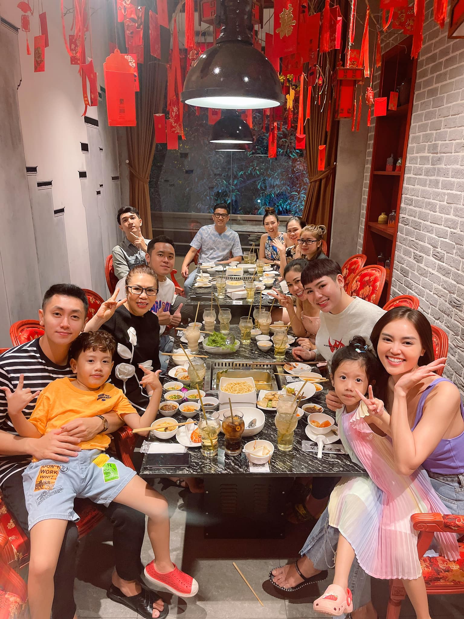 Trong bức ảnh cùng gia đình, Ninh Dương Lan Ngọc cũng lộ gương mặt khác trước. Ảnh FBNV