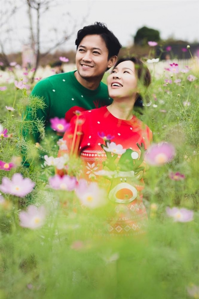 Bà xã 7x của Quý Bình trẻ trung, 'phá tan' rào cản tuổi tác khi đứng bên chồng kém tuổi - Ảnh 1 Bà xã 7x của Quý Bình trẻ trung, 'phá tan' rào cản tuổi tác khi đứng bên chồng kém tuổi - Ảnh 1