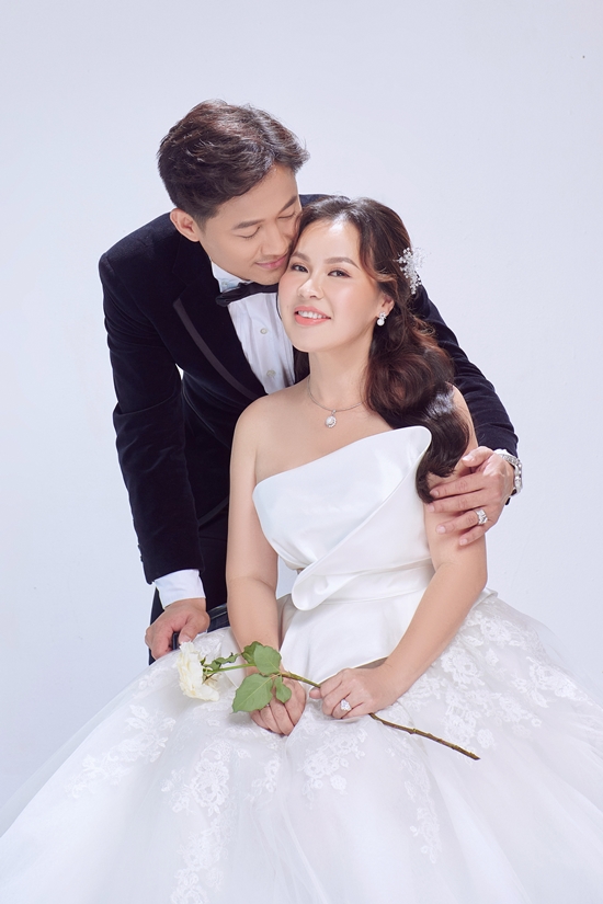Ảnh cưới đẹp lung linh của Quý Bình và vợ đại gia. Ảnh FBNV Ảnh cưới đẹp lung linh của Quý Bình và vợ đại gia. Ảnh FBNV