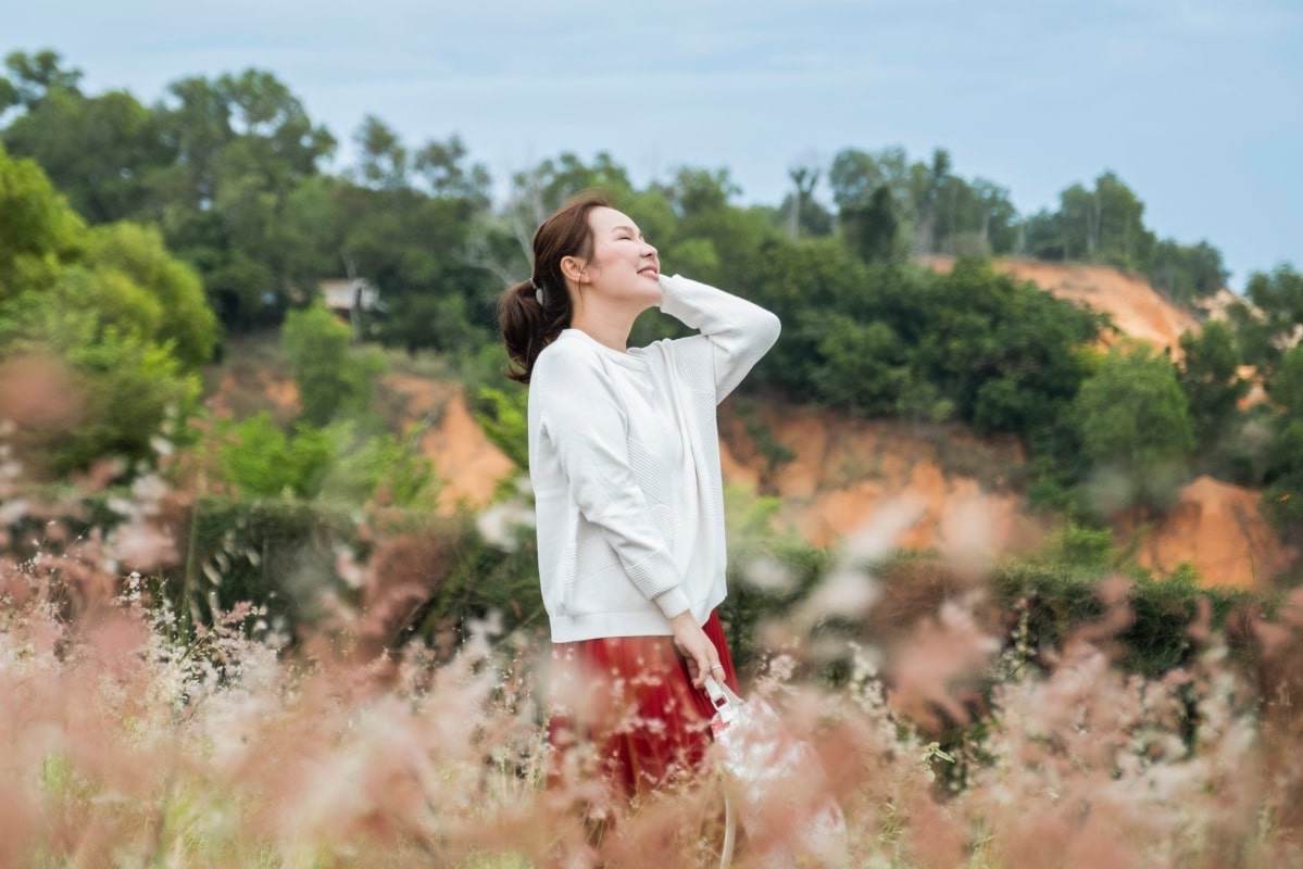 Một chút nhẹ nhàng giữa đôi hoa cũng tạo điểm nhấn cho bà xã Quý Bình. Ảnh FBNV