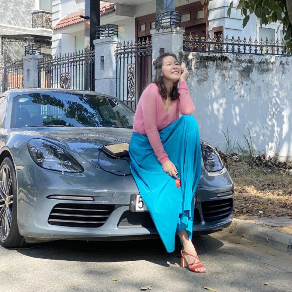 Bà xã Quý Bình cân hết tất cả màu sắc khó mặc. Ảnh FBNV