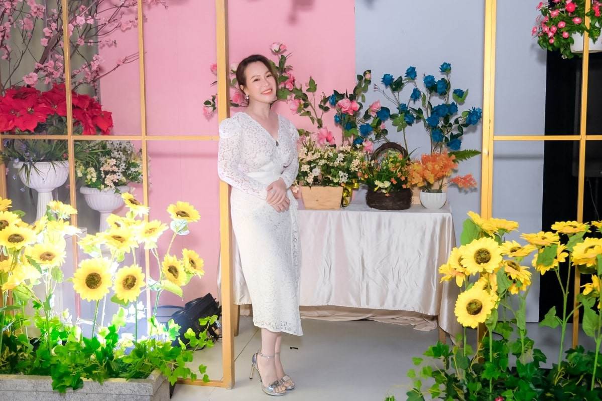 Hoa màu sắc rực rỡ cũng không làm lu mờ được người đẹp. Ảnh FBNV