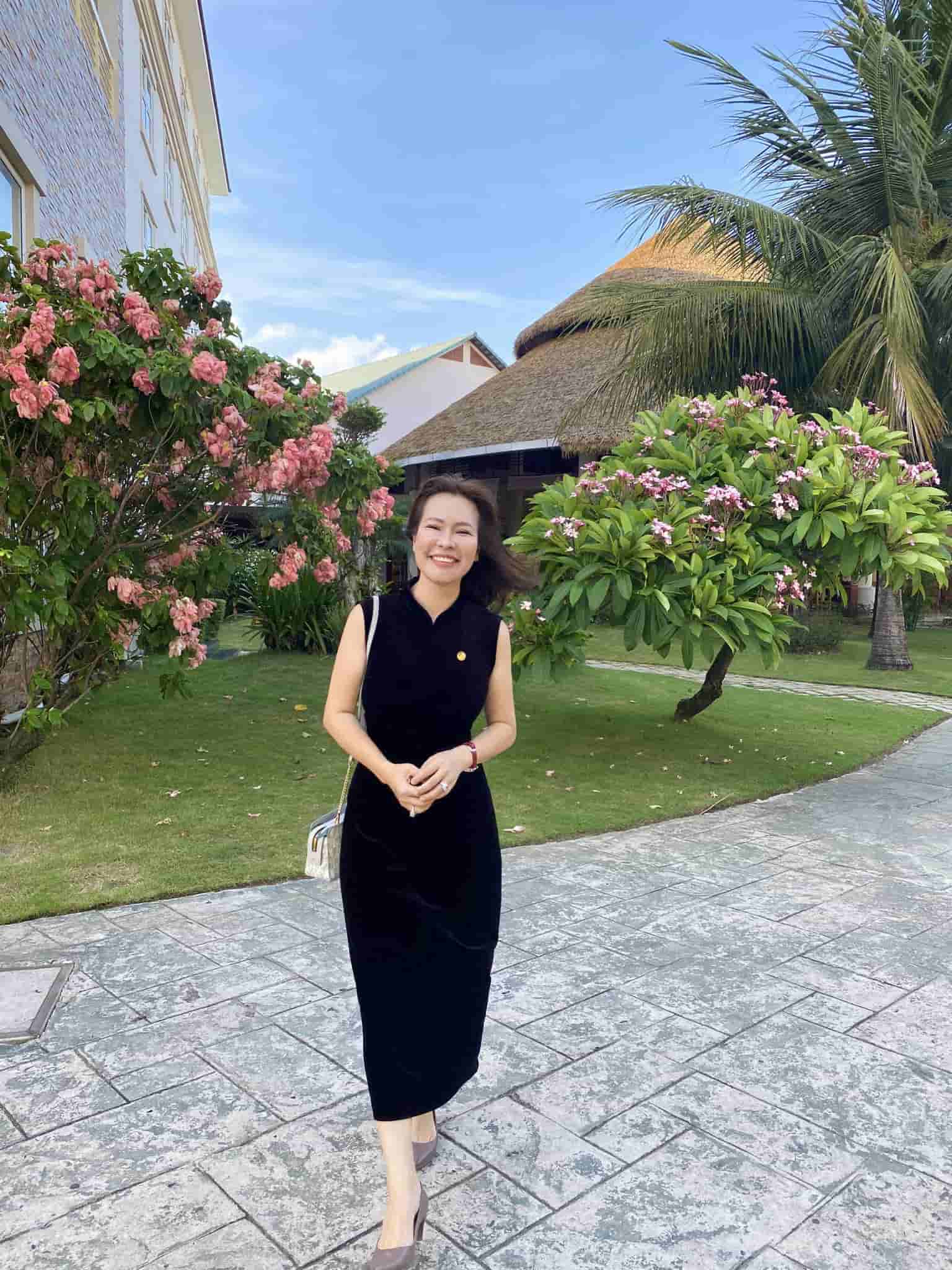 Mọi trang phục đều không làm khó bà xã Quý Bình.