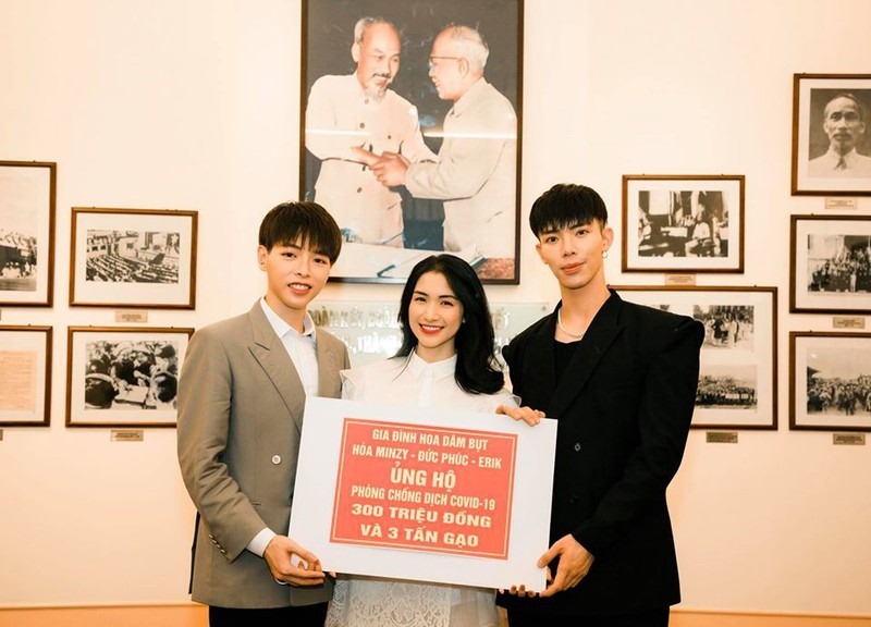 Trong đợt dịch trước thì các thành viên nhà Hoa Dâm Bụt cũng đã tận tay đi gửi tiền quyên góp chống dịch. (Ảnh: FBNV) Trong đợt dịch trước thì các thành viên nhà Hoa Dâm Bụt cũng đã tận tay đi gửi tiền quyên góp chống dịch. (Ảnh: FBNV)