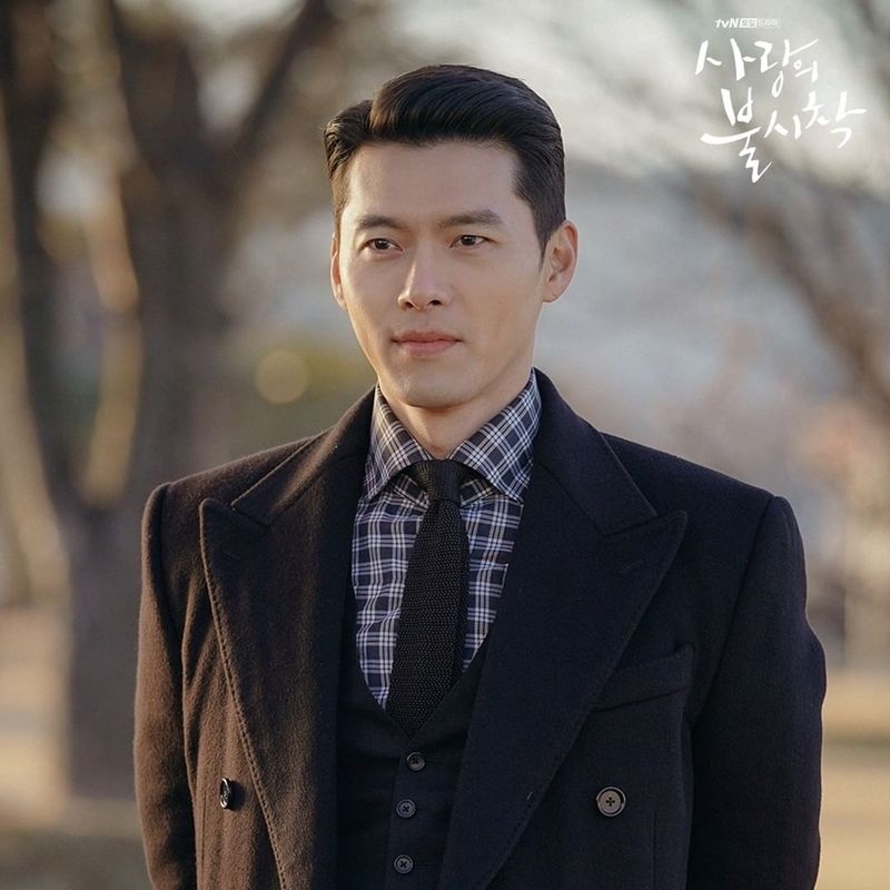 Hyun Bin nhận được nhiều lời khen của người hâm mộ về nhan sắc và hình thể chuẩn mực. Hyun Bin nhận được nhiều lời khen của người hâm mộ về nhan sắc và hình thể chuẩn mực.