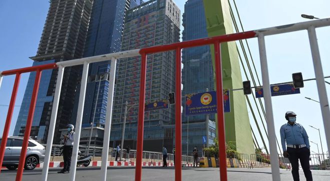 Cảnh sát chặn cầu ra vào đảo Kim Cương ở Phnom Penh ngày 20/2. Ảnh: AFP Cảnh sát chặn cầu ra vào đảo Kim Cương ở Phnom Penh ngày 20/2. Ảnh: AFP