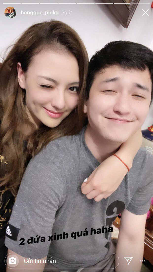 Huỳnh Anh và Hồng Quế chụp ảnh thân thiết với nhau. Huỳnh Anh và Hồng Quế chụp ảnh thân thiết với nhau.