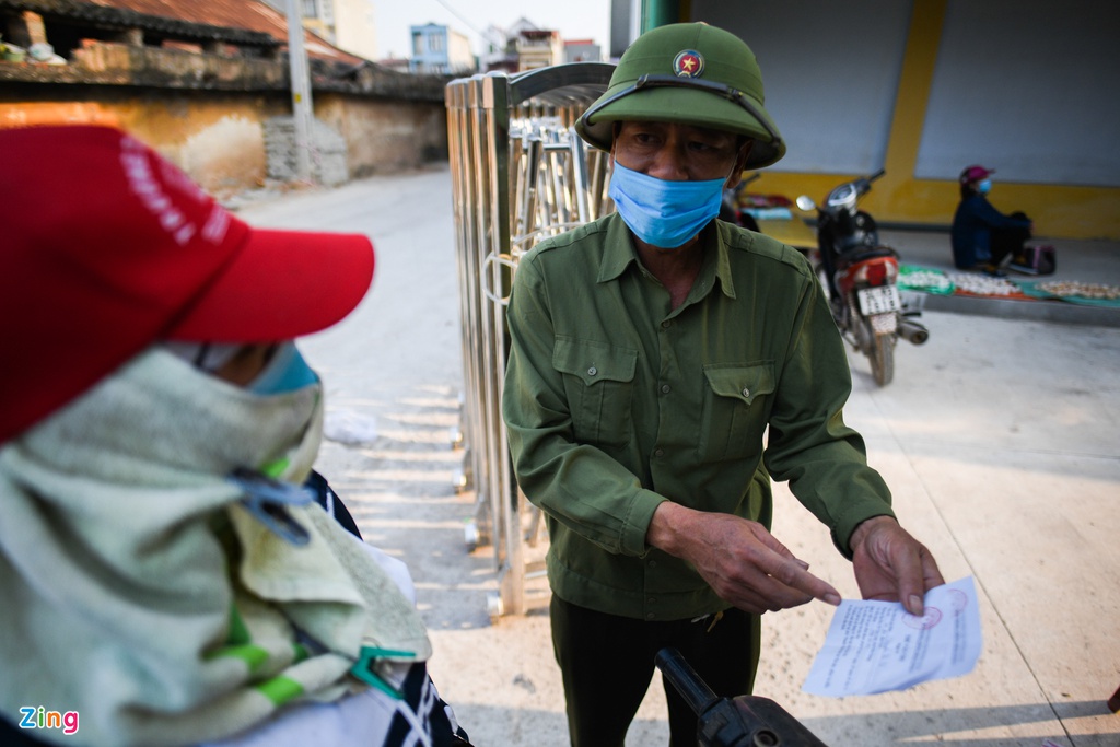 Người dân Chí Linh đi chợ bằng thẻ. Ảnh: Zing