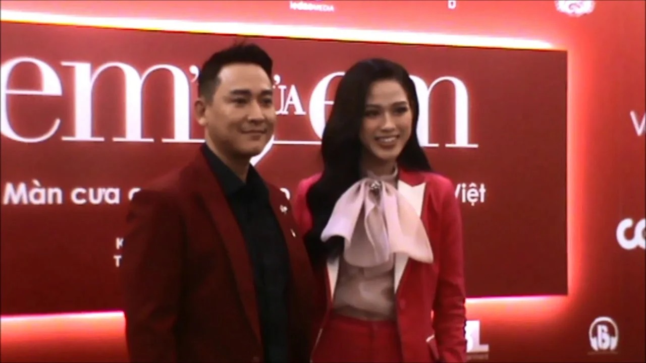 Trước đó, Đỗ Thị Hà cũng có hành động né tránh sự đụng chạm của Hứa Vỹ Văn. Ảnh internet