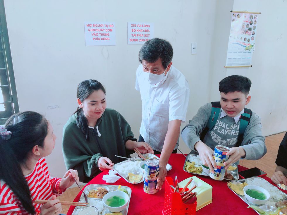 Ông Đoàn Ngọc Hải trong vài người phục vụ bàn tại quán cơm 5,000 đồng tại TP.Huế