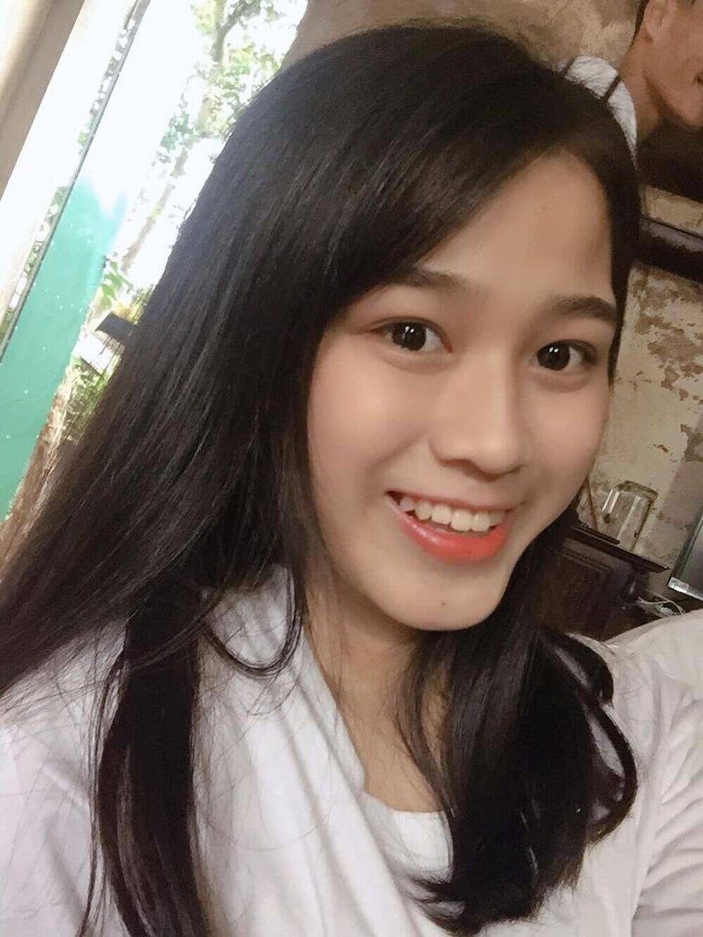 Nụ cười tỏa nắng của Đỗ Thị Hà khiến nhiều người xôn xao.