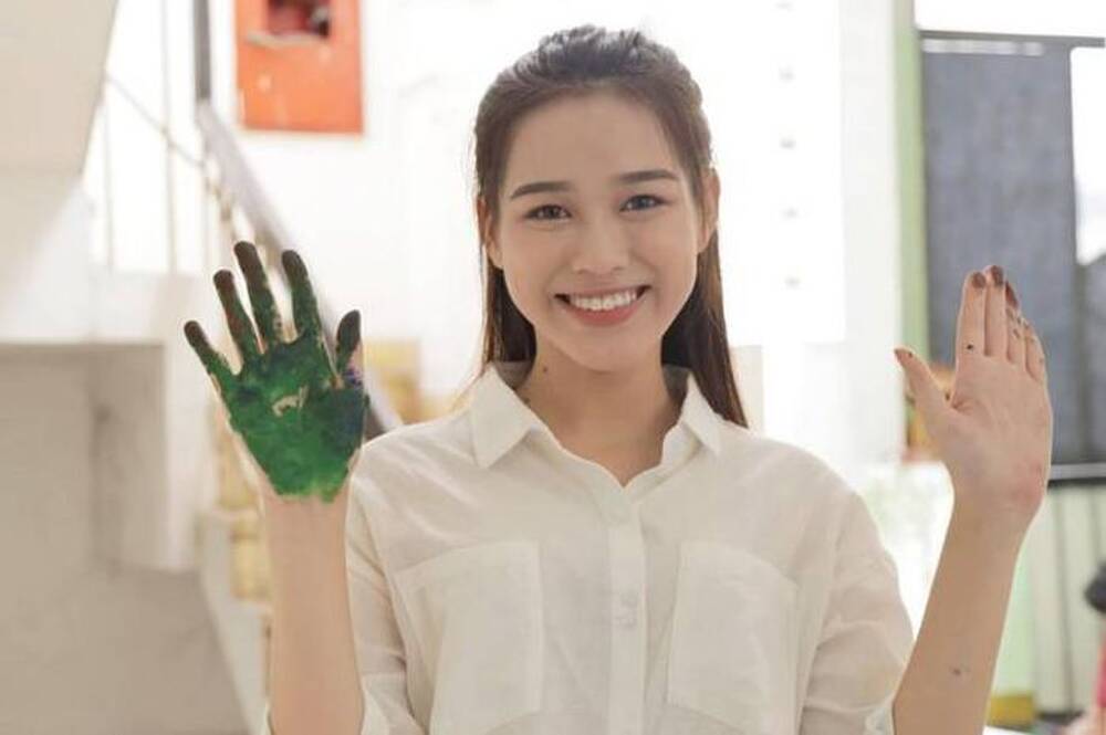 Lộ ảnh mặt mộc của Đỗ Thị Hà hồi bé: Liệu có xứng danh Hoa hậu đẹp nhất Việt Nam?