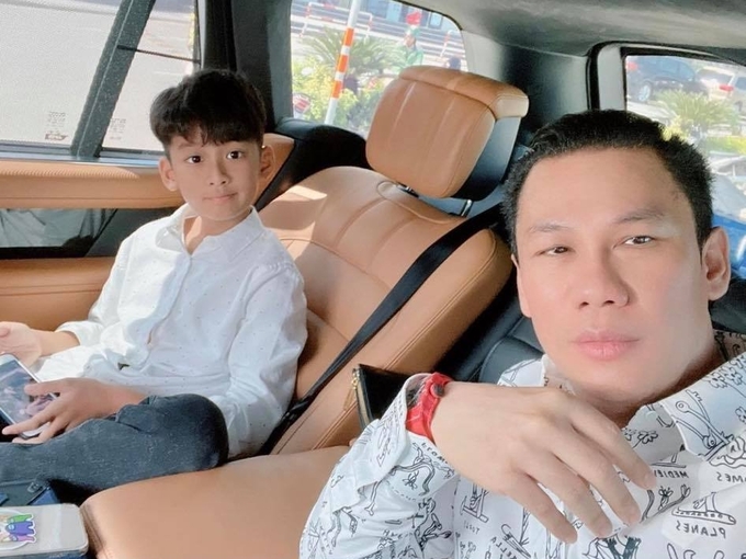 Với bố cũng không kém tình cảm dù cả hai bố mẹ đã ly hôn. Ảnh FBNV Với bố cũng không kém tình cảm dù cả hai bố mẹ đã ly hôn. Ảnh FBNV