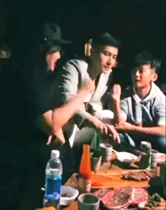 Quý tử nhà Lệ Quyên vui vẻ ngồi cùng bạn trai mẹ mà không có chút thái độ gượng gạo. Ảnh FBNV Quý tử nhà Lệ Quyên vui vẻ ngồi cùng bạn trai mẹ mà không có chút thái độ gượng gạo. Ảnh FBNV