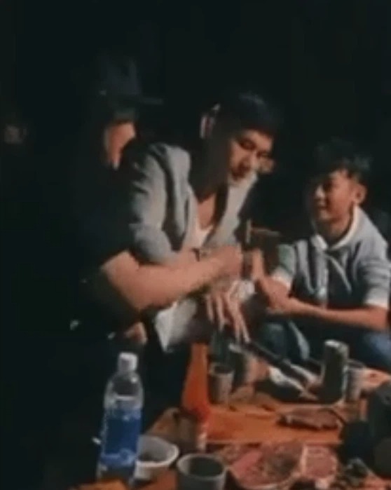 Cậu bé còn thoải mái ngồi nướng thịt và chơi cùng Lâm Bảo Châu. Ảnh chụp màn hình Cậu bé còn thoải mái ngồi nướng thịt và chơi cùng Lâm Bảo Châu. Ảnh chụp màn hình