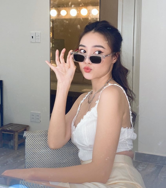 Ninh Dương Lan Ngọc từng bị soi lộ ngấn mỡ. Ảnh FBNV