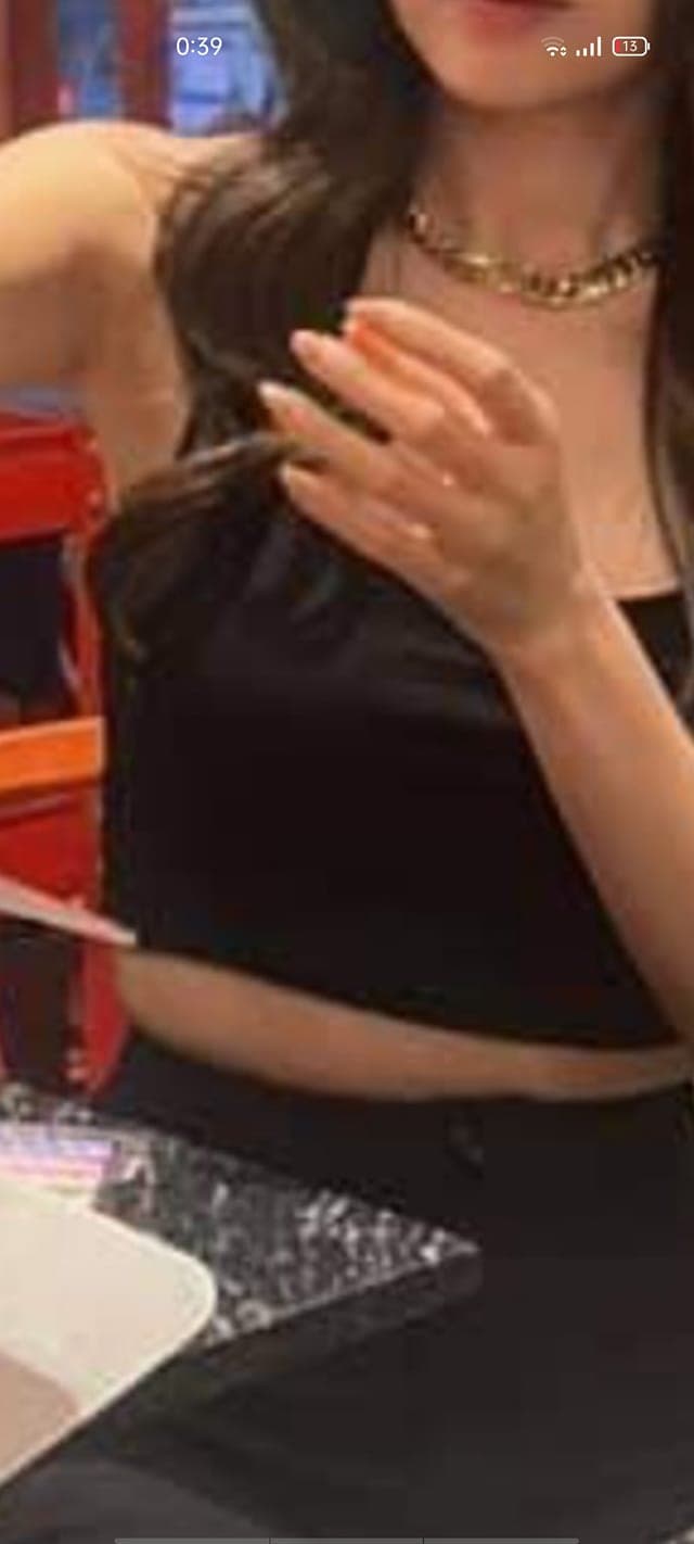 Cận cảnh vòng 2 kém thon của Ninh Dương Lan Ngọc. Ảnh FBNV