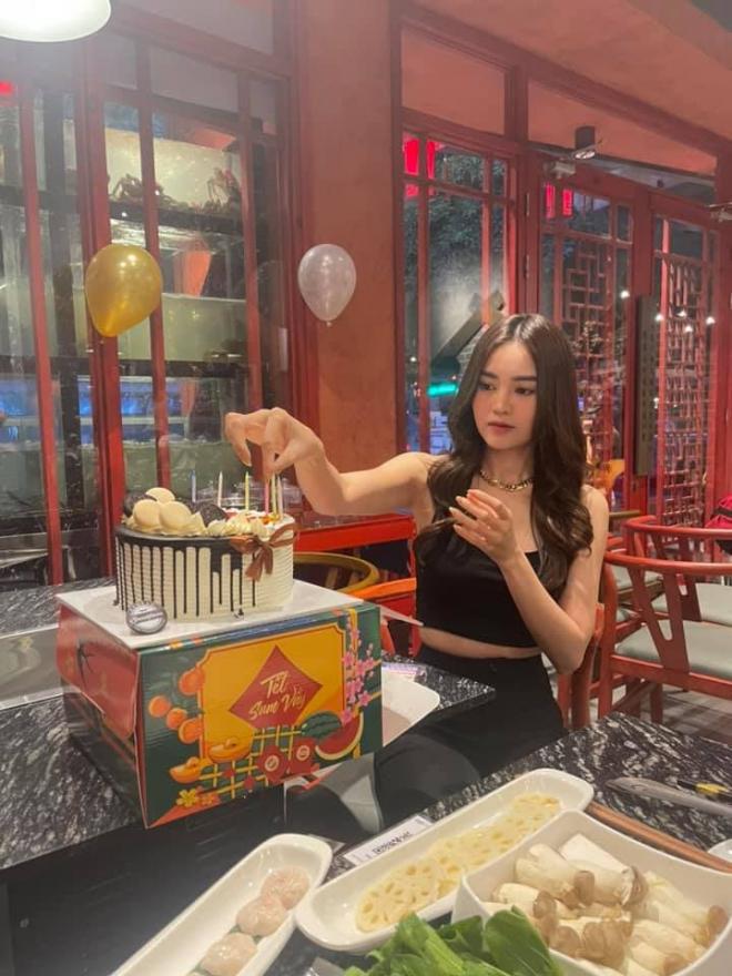 Ninh Dương Lan Ngọc lộ thân hình kém thon gọn. Ảnh FBNV