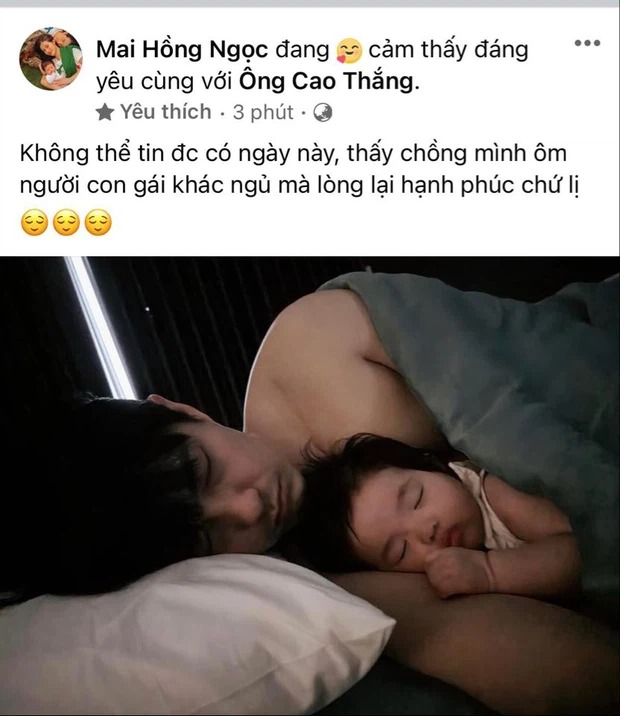Đông Nhi đăng ảnh Ông Cao Thắng ôm con gái ngủ. Ảnh chụp màn hình Đông Nhi đăng ảnh Ông Cao Thắng ôm con gái ngủ. Ảnh chụp màn hình