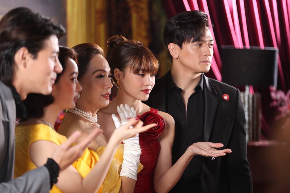Ninh Dương Lan Ngọc gặp gỡ các diễn viên đoàn phim 'Gái già lắm chiêu'. Ảnh internet