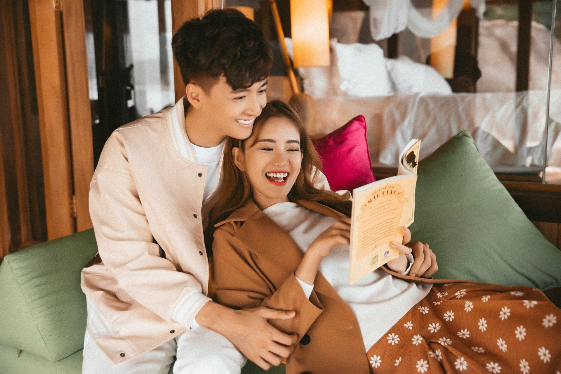 Ngô Kiến Huy đăng hình ảnh tình tứ với hotgirl Trâm Ngô. Ảnh FBNV