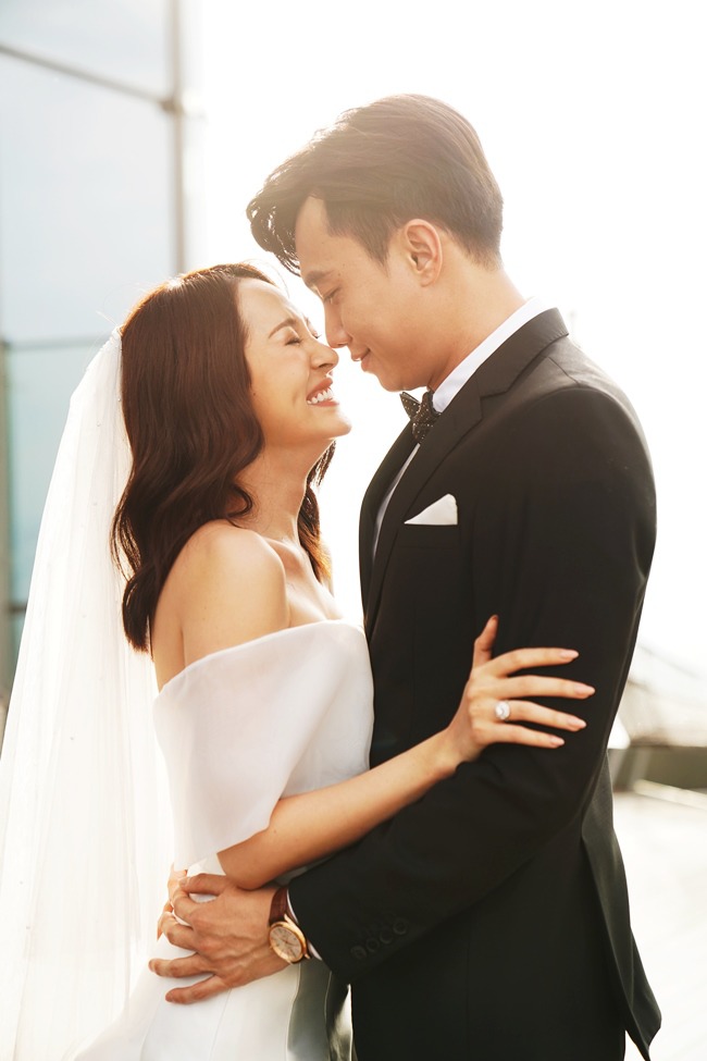 Hình cưới ngọt ngào của Quốc Trường và Bảo Anh. Ảnh FBNV