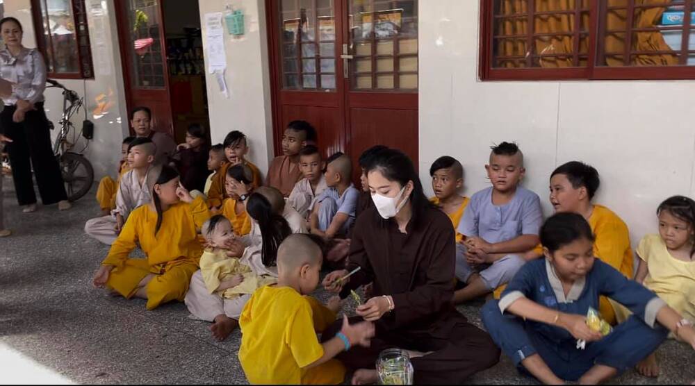 Cô vui vẻ chơi cùng các em nhỏ. Ảnh FBNV Cô vui vẻ chơi cùng các em nhỏ. Ảnh FBNV
