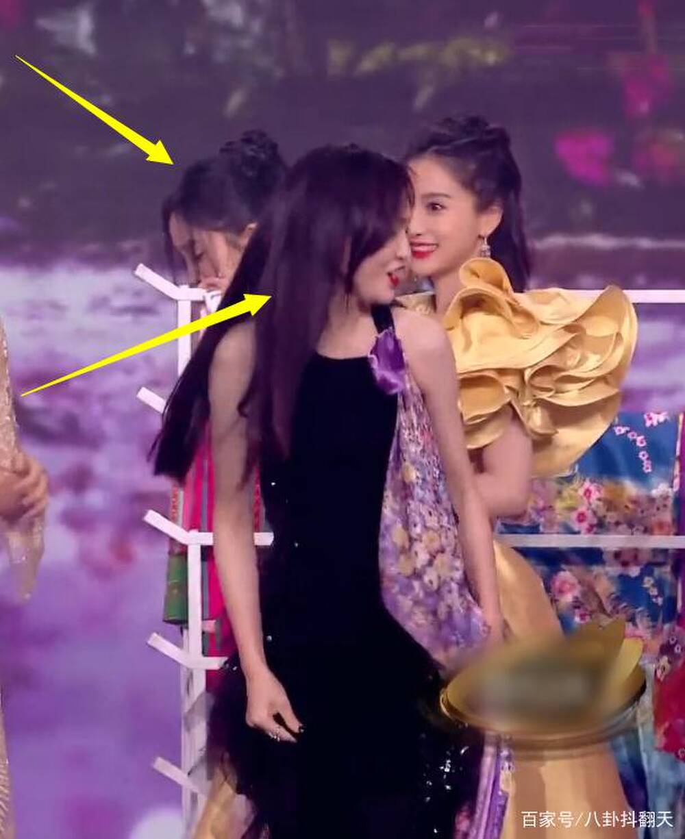 Dương Mịch và Đường Yên ngó lơ nhau khi xuất hiện ở'Đêm hội weibo. Ảnh Sina