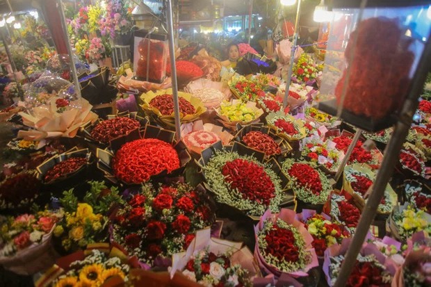 Những bó hoa đắt đỏ nhưng vẫn tấp nập người mua. Ảnh TPO Những bó hoa đắt đỏ nhưng vẫn tấp nập người mua. Ảnh TPO