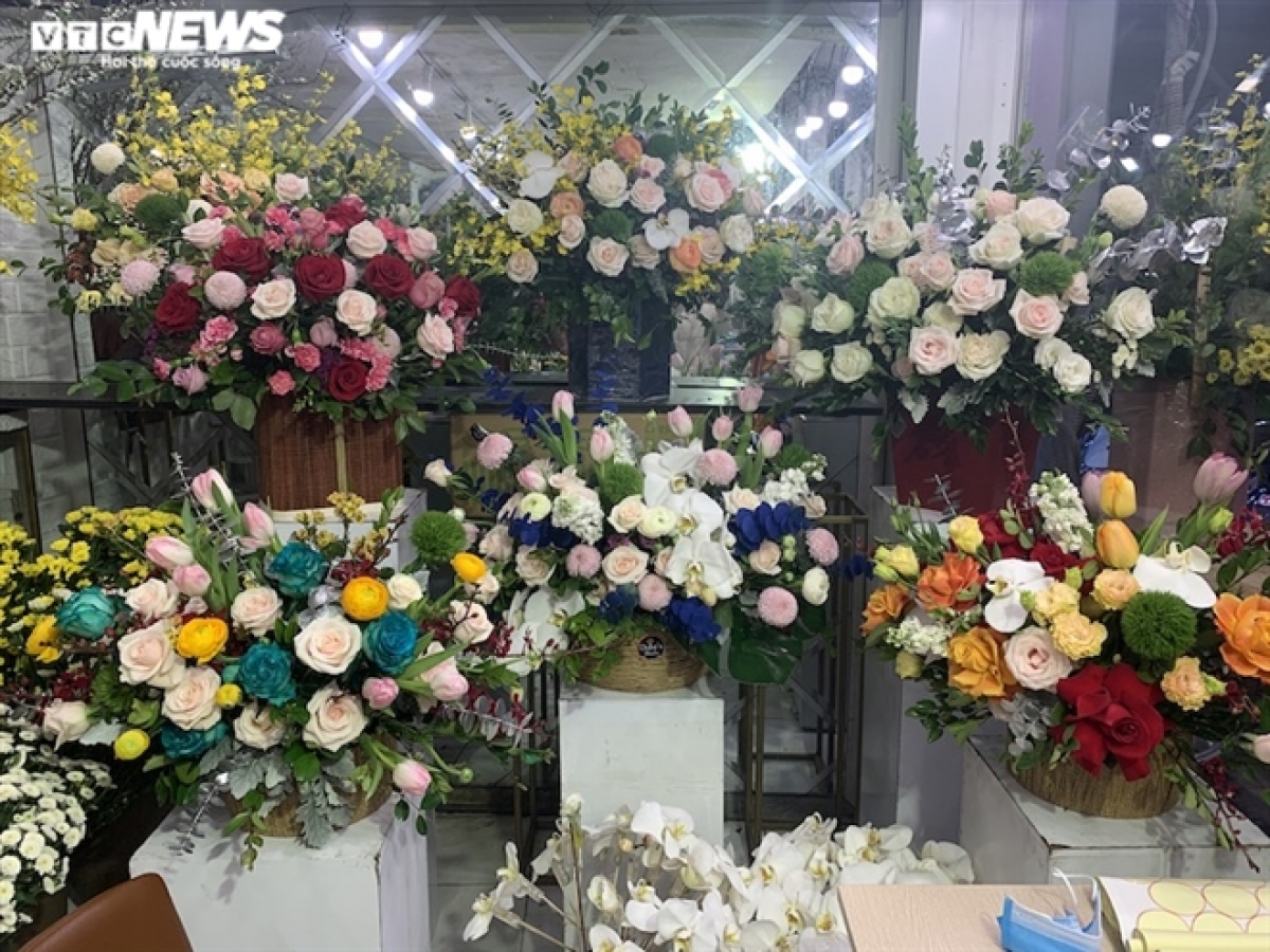 Hoa ngoại đắt đỏ cũng đắt hàng. Ảnh VTC News